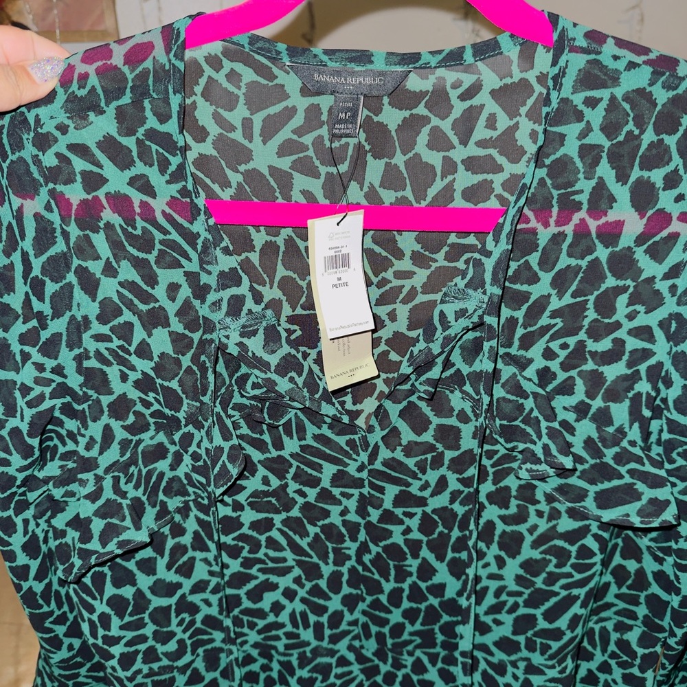 Green animal print blouse. - Picture 4 of 4